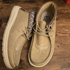 Hey Dude Iris Aztec Band Camel size 7